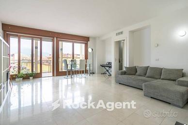 UN ATTIMO DENTRO CASA E GIA' LO SAI.