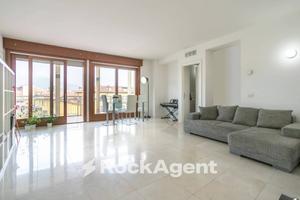 UN ATTIMO DENTRO CASA E GIA' LO SAI.