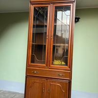 vetrina rustica in legno con ante a vetro