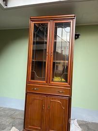 vetrina rustica in legno con ante a vetro