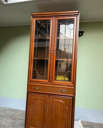 vetrina rustica in legno con ante a vetro