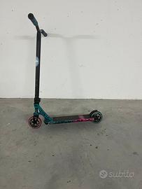 Monopattino freestyle professionale skatepark