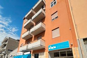 Cagliari v.le Monastir locale con 3 vetrine mq.326