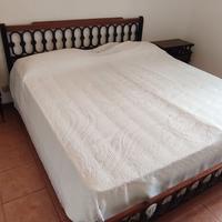Letto matrimoniale con comodini