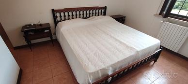 Letto matrimoniale con comodini