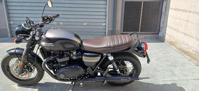 Triumph Bonneville T120 black gold line 2023.