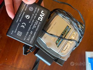 Videocamera JVC 800x  +borsetta +2 cassette.