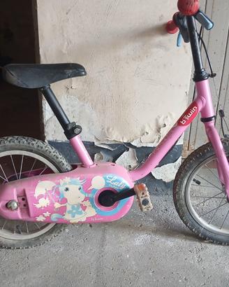 Bici bambina e due monopattini