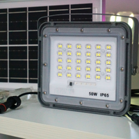 Faro LED Solare 50W da Esterno con Pannello Indip