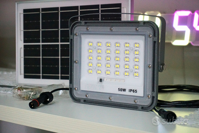 Faro LED Solare 50W da Esterno con Pannello Indip