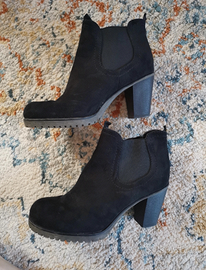 Stivaletti neri in pelle con tacco