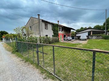 Mirano ampi rustici su due piani da ristrutturare