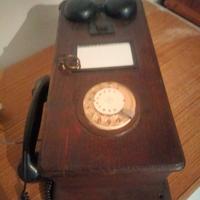 Vecchio telefono da parete.