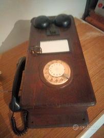 Vecchio telefono da parete.