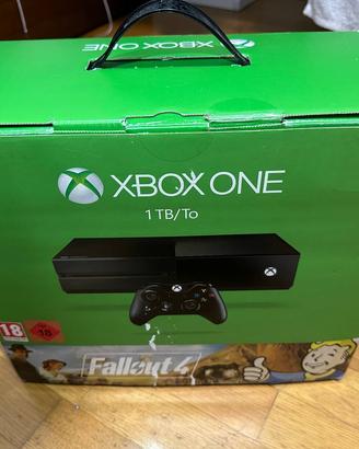 Xbox One  + accessori (controller, base ricarica)