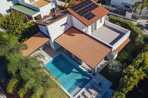 Agosto in villa di lusso con piscina e giardino