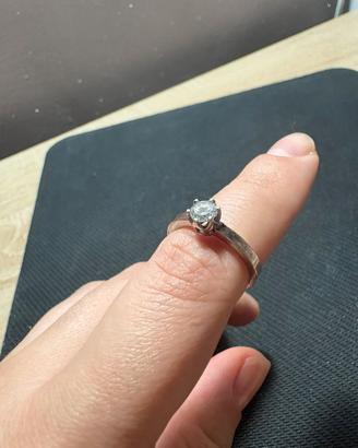 Anello in oro 9 kt con vero diamante