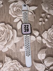 Apple Watch Nike Series 7 45mm colore oro
