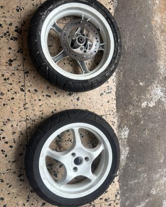 Cerchi completi di gomme Aerox