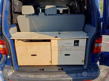 Sistema letto-camperizzazione rimovibile per VW T5