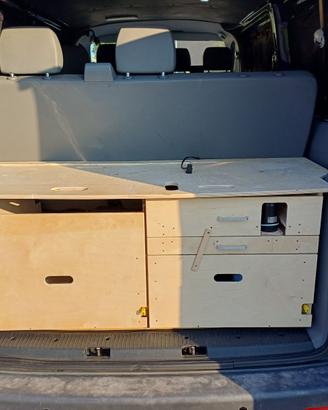 Sistema letto-camperizzazione rimovibile per VW T5