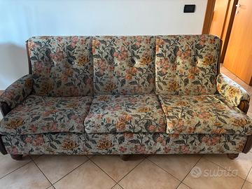Divano 3 posti vintage con fastasia floreale