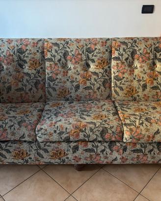 Divano 3 posti vintage con fastasia floreale