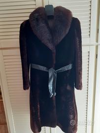 Cappotto in castorino con collo di volpe e cintura