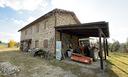 casale-con-annesso-e-16-ettari-di-terreno