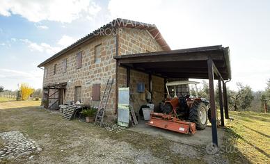 Casale con annesso e 16 ettari di terreno