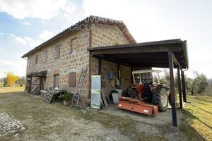 Casale con annesso e 16 ettari di terreno