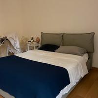 Letto in tessuto grigio -  cuscini