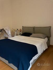 Letto in tessuto grigio -  cuscini