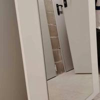 Specchio con cornice bianca