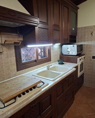 Cucina stosa in castagno