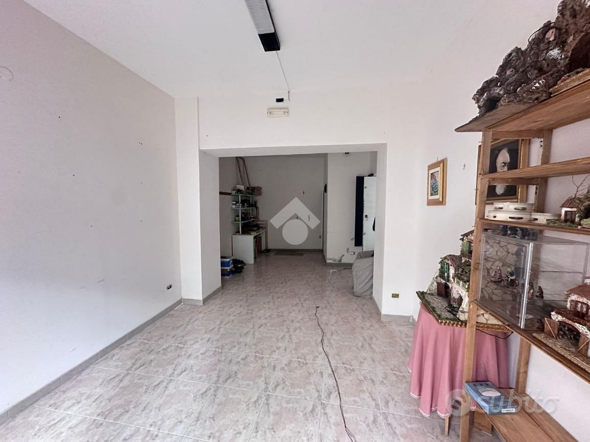 NEGOZIO A NAPOLI - Vista 3