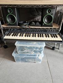 Tastiera midi con casse amplificate