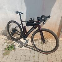 Bici e-gravel Megamo