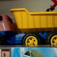camion di plastica giallo e rosso