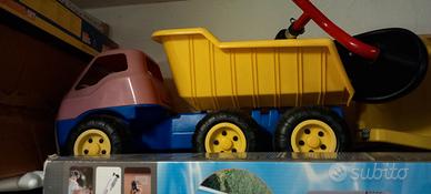 camion di plastica giallo e rosso