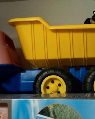 camion di plastica giallo e rosso