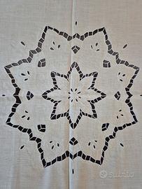 tovaglia ricamata a mano 