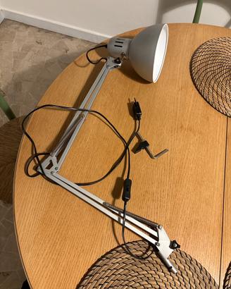Lampada da tavolo con morsetto