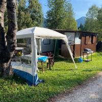 Roulotte posizionata in campeggio