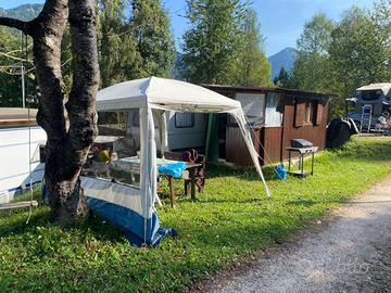 Roulotte posizionata in campeggio