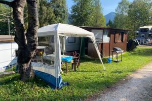 Roulotte posizionata in campeggio