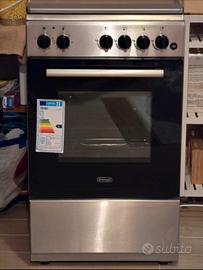Cucina con piano a gas e forno elettrico
De Longhi