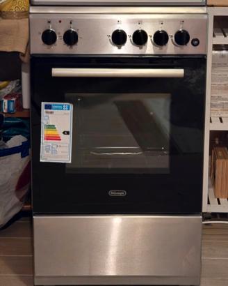 Cucina con piano a gas e forno elettrico
De Longhi