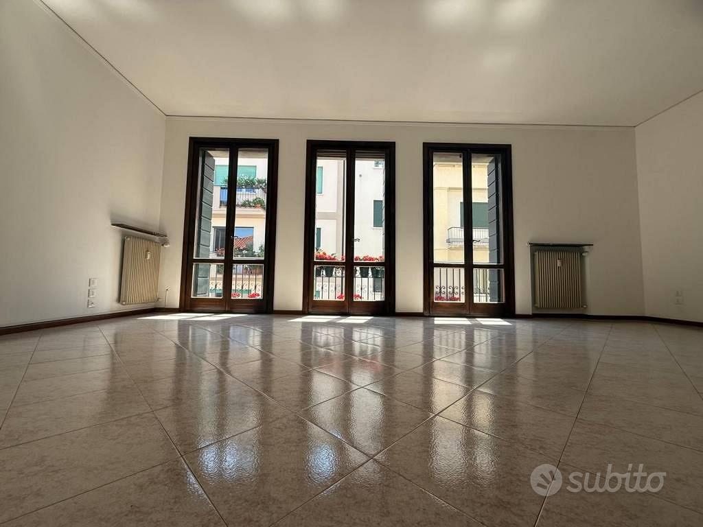 Appartamento di 163 m² con più di 5 locali e box a