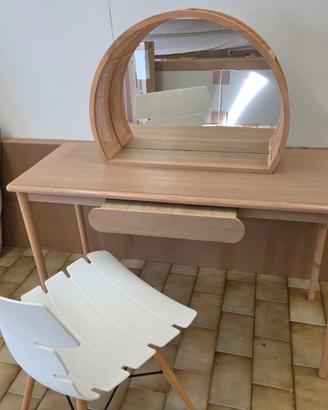 Tavolino da trucco in legno con sedia.
